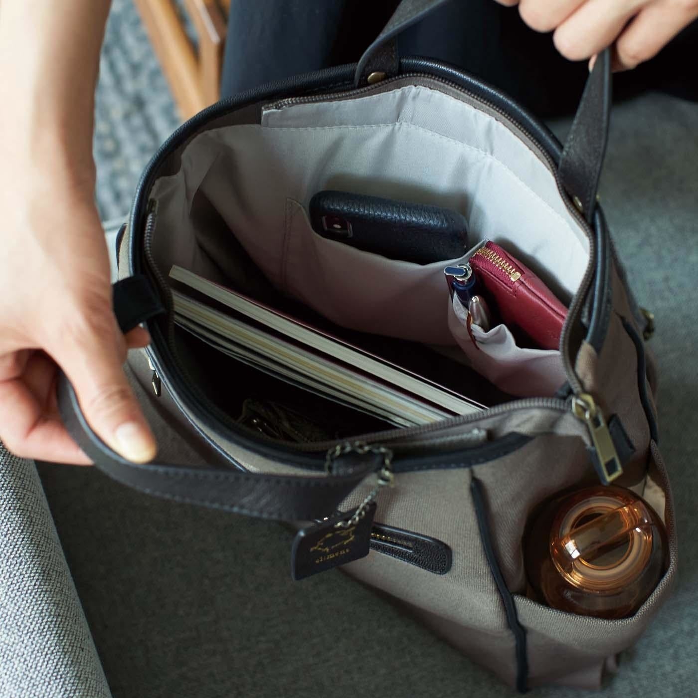 ノートパソコンやA4サイズの書類がすっぽり収まるサイズで、仕事遣いにも便利です