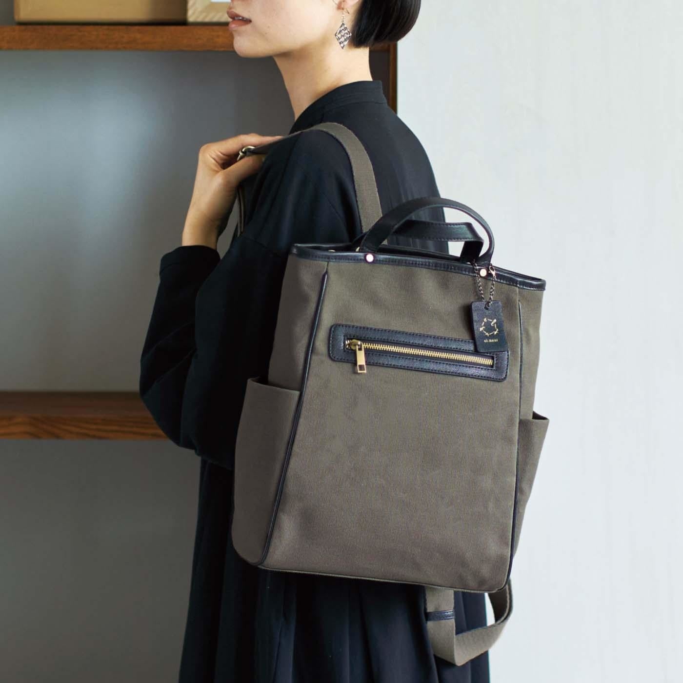 背負ったり、手持ちにしたり、いろいろな持ち方が楽しめるデザインです