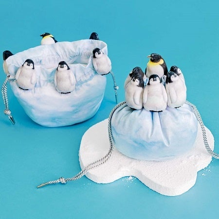 ペンギンの親子愛あふれる姿を再現した ヒナがひょっこりのぞく コウテイペンギン親子 ブランケットクッション が フェリシモ You More から誕生 株式会社フェリシモのプレスリリース ペンギンの親子愛あふれる姿を再現した ヒナがひょっこりのぞく コウテイペンギン親子 ブランケットクッション が フェリシモ You More から誕生 株式会社フェリシモのプレスリリース