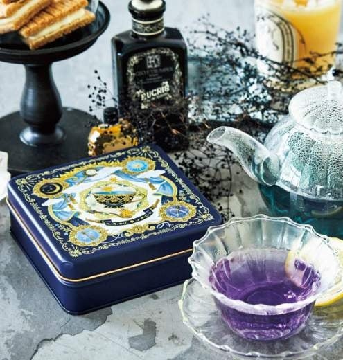 魔法陣のような缶の中に色の変わるお茶のティーバッグ20個入り。(コラボカフェでメニュー提供に使われるほか、店内ショップコーナーでも販売されます)