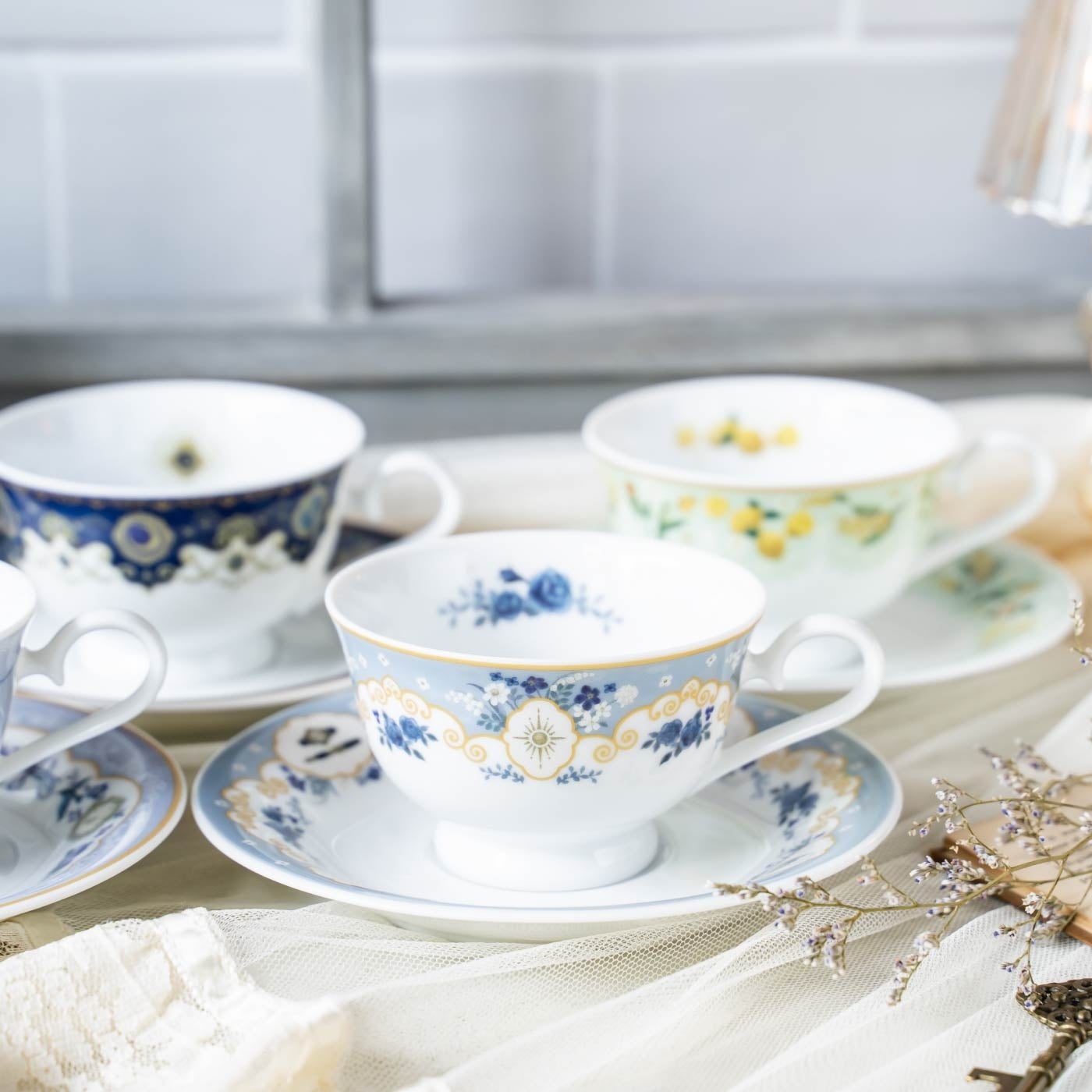 華やかなティータイムを楽しめるカップ＆ソーサー（コラボカフェでメニュー提供に使われるほか、店内ショップコーナーでも販売されます）