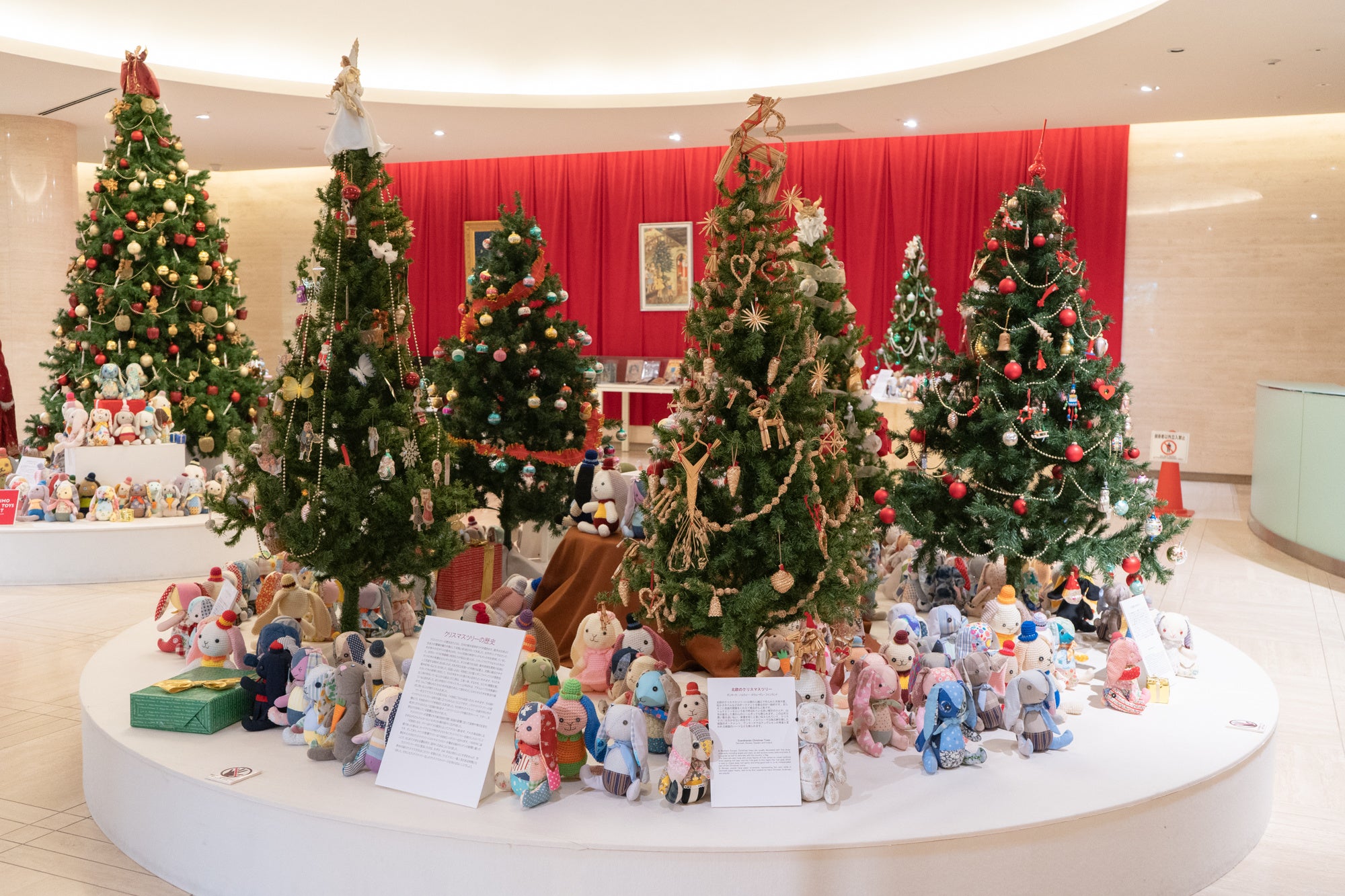 神戸ファッション美術館会場には、500体を超えるハッピートイズとアンティークのクリスマスグッズを展示