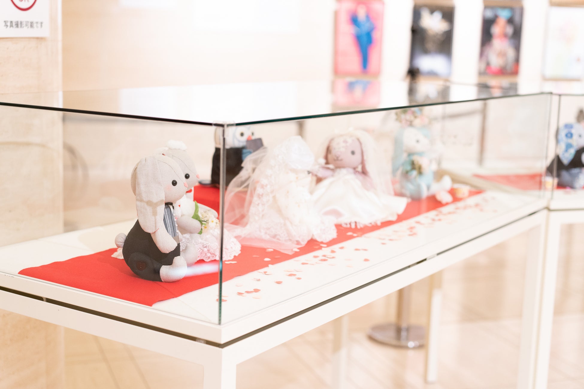 和装やチュールドレス、ヘッドドレスなどこだわりブライダル衣装のうさちゃん20体が展示されています