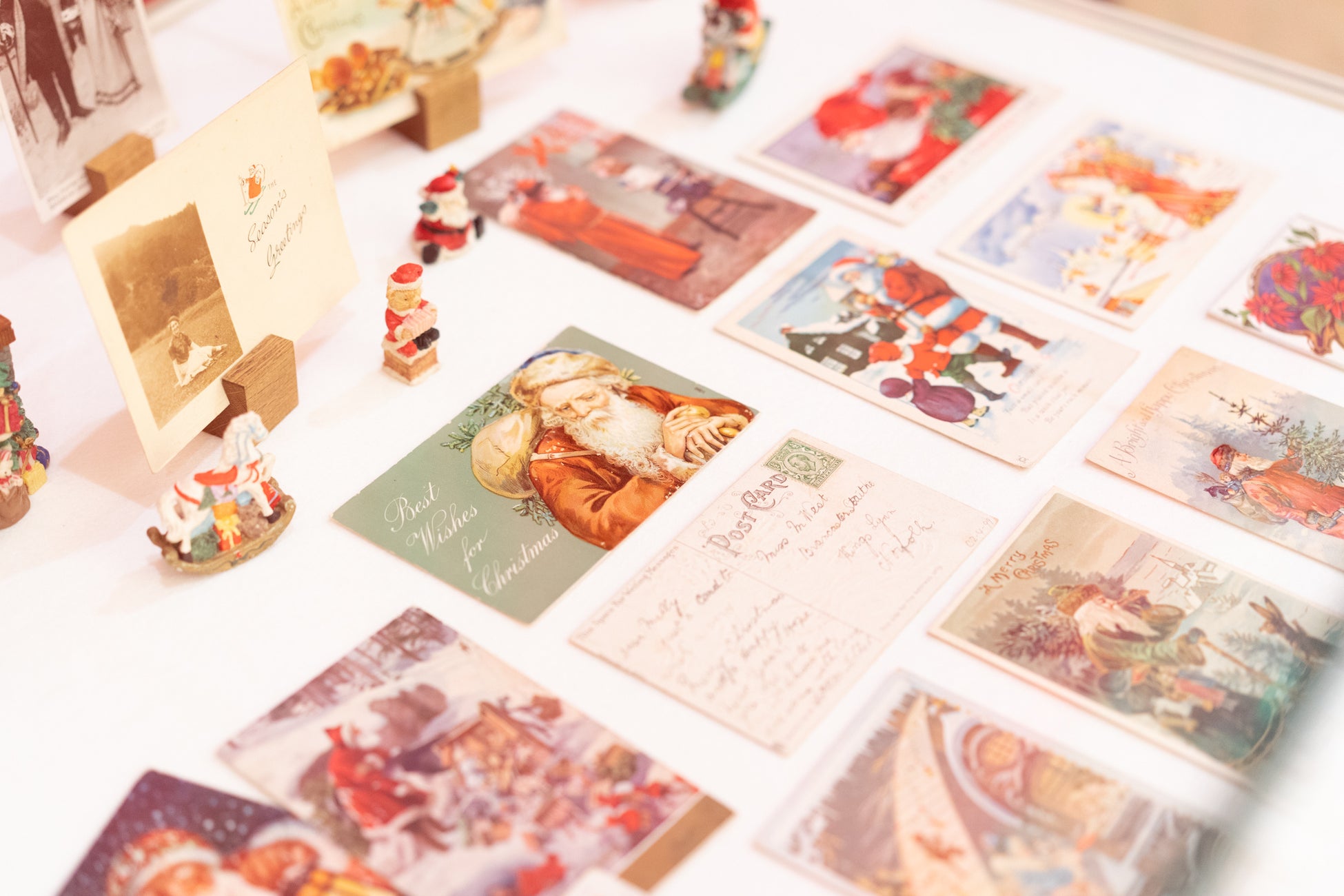 1800年代後半から1960年代までのさまざまなクリスマスグッズを展示