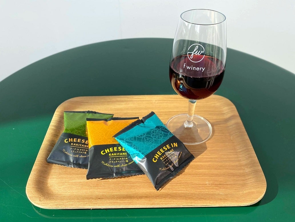 1杯700円のグラスワインと、大人のチーズinかきたね3種をセットで楽しむメニューです