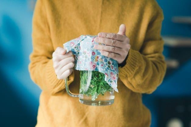 手の温度で食器の形にぴたっとフィットします