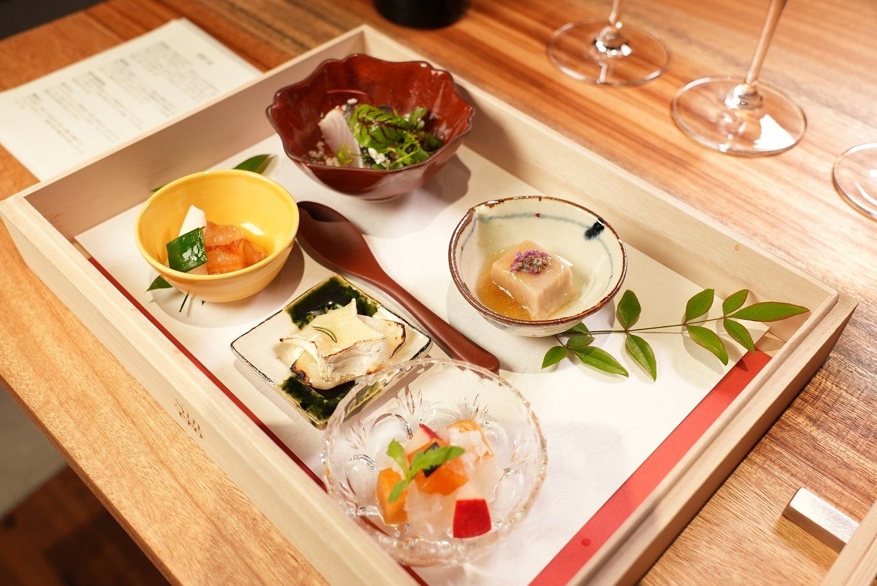 前菜五品（弓削牧場チーズの一口ピザ、胡桃豆腐、海老の紹興酒漬け、柿のマリネ、鰆の炙り）