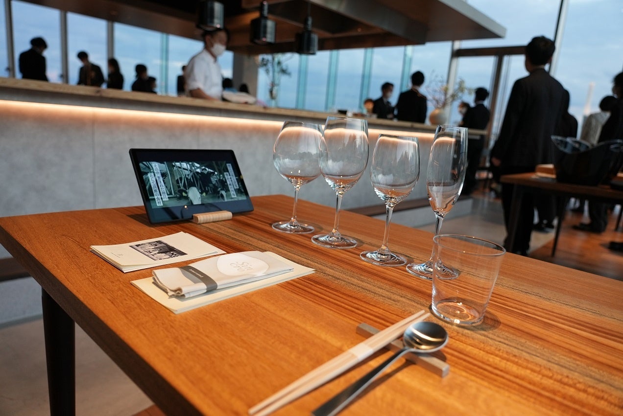 第一回目プロジェクトのテーブルセッティング　※料理と共に音声映像で創作料理人のMessageやストーリーがタブレットでインフォメーションされます