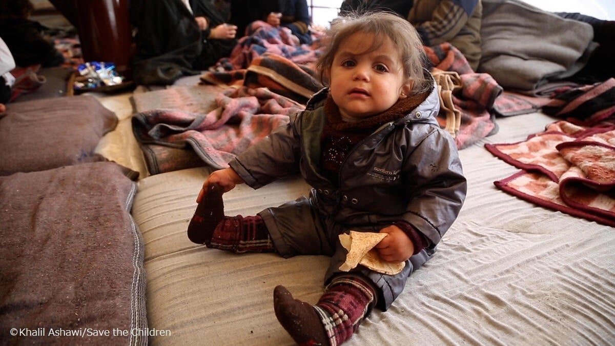 シリア・北西部アレッポ県で家族とシェルターに避難した1歳半のファラさん（2023年2月9日）＝公益社団法人セーブ・ザ・チルドレン・ジャパン提供