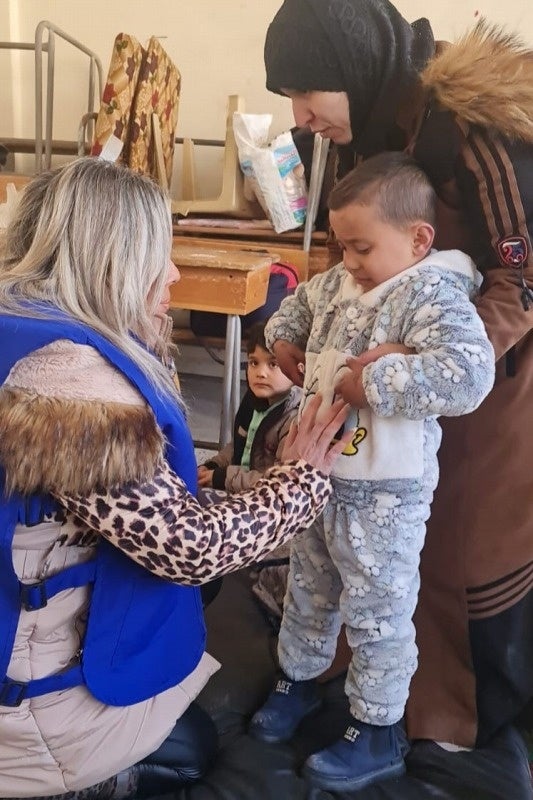 シリアの避難所の子どもに心理的なサポートを提供するスタッフ＝特定非営利活動法人ピースウィンズ・ジャパン提供