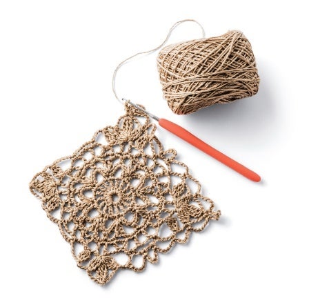 ソフトで編みやすいのも魅力。かぎ針4／0号を使います。