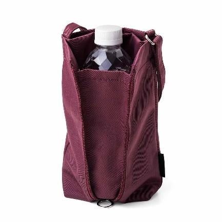 背面ポケットが変身 ファスナーを開けるとまちありのボトルホルダーが出現。