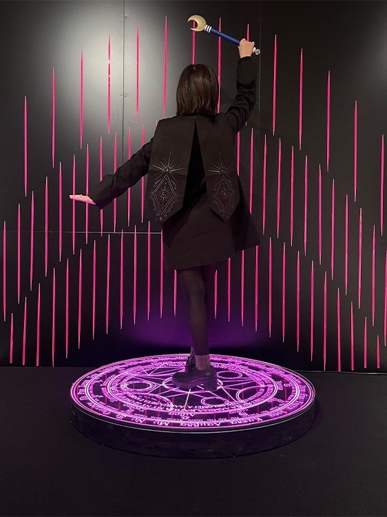 フォトスポットの一例、会場内にある洋服や武器を選んで設置されたフォトスポットに入って撮影ができます（画像はイメージです）