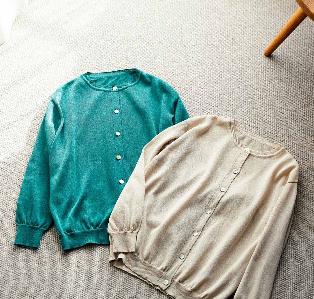 〈フォレストグリーン〉〈ベージュ〉の2色展開