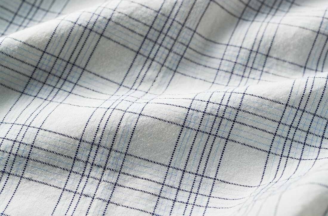 ワッシャー加工をほどこした綿100％の軽やかなシャツ生地