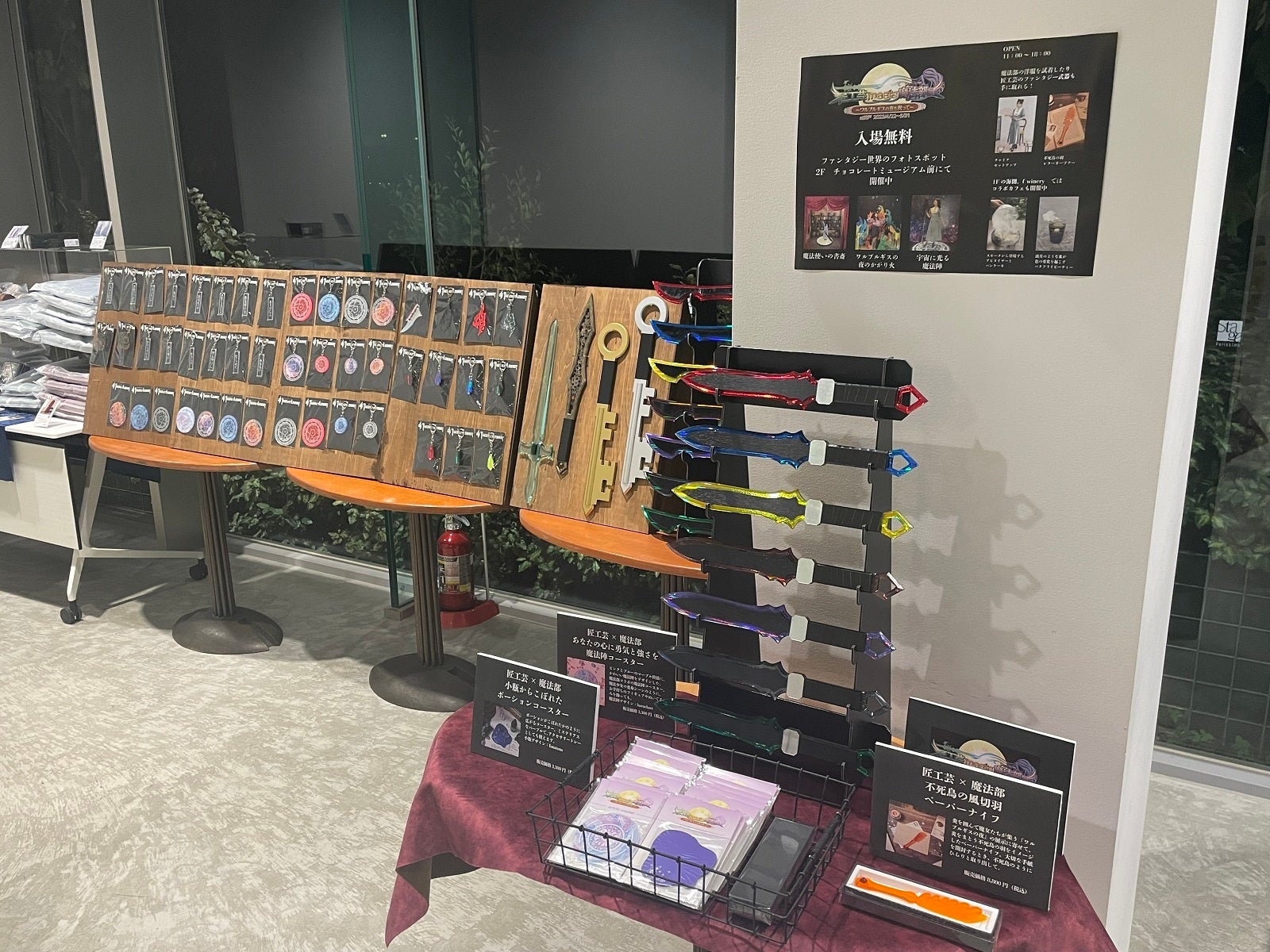 コラボカフェ内グッズ販売コーナー風景