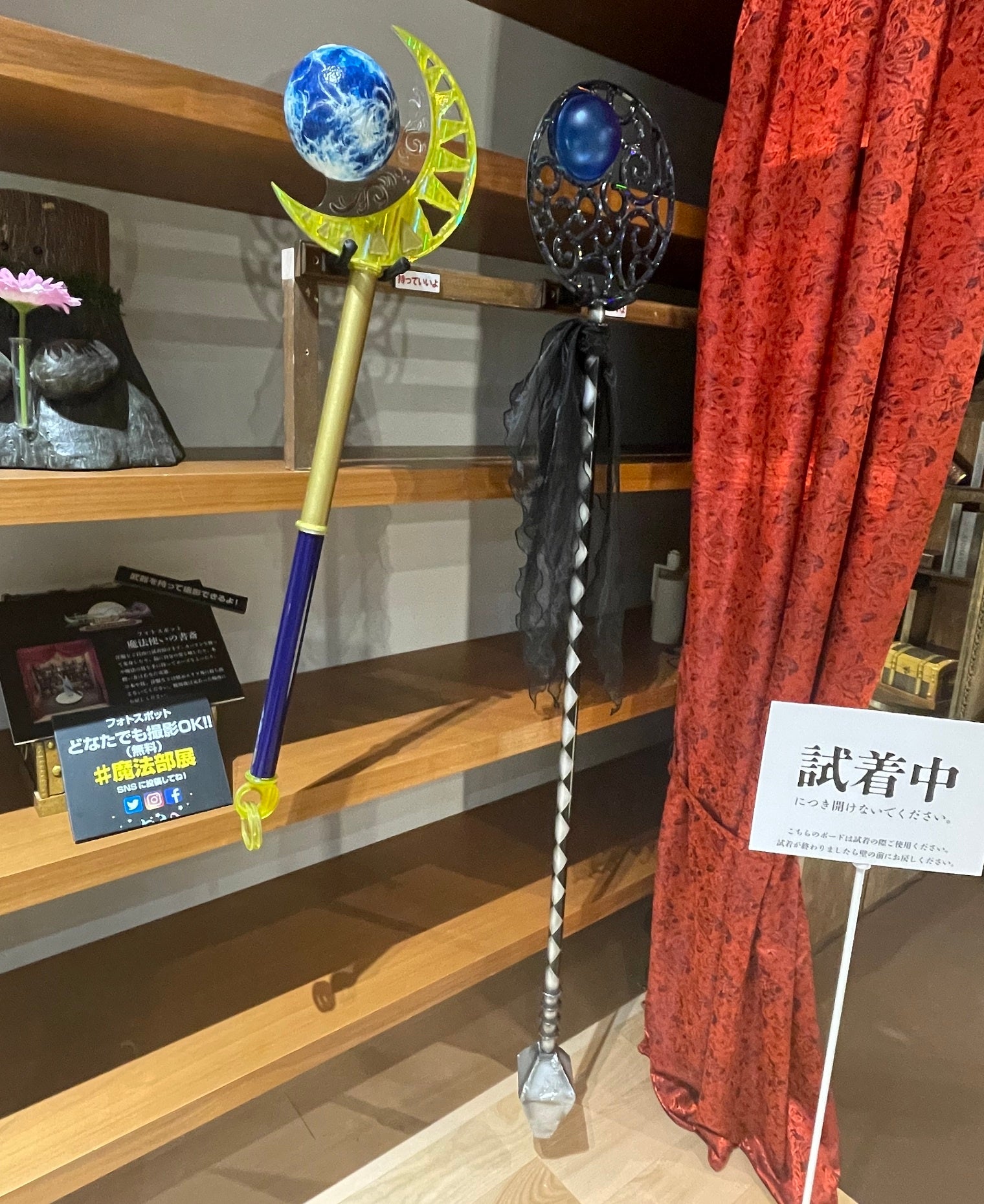 匠工芸製作のアイテムを手にして撮影ができます