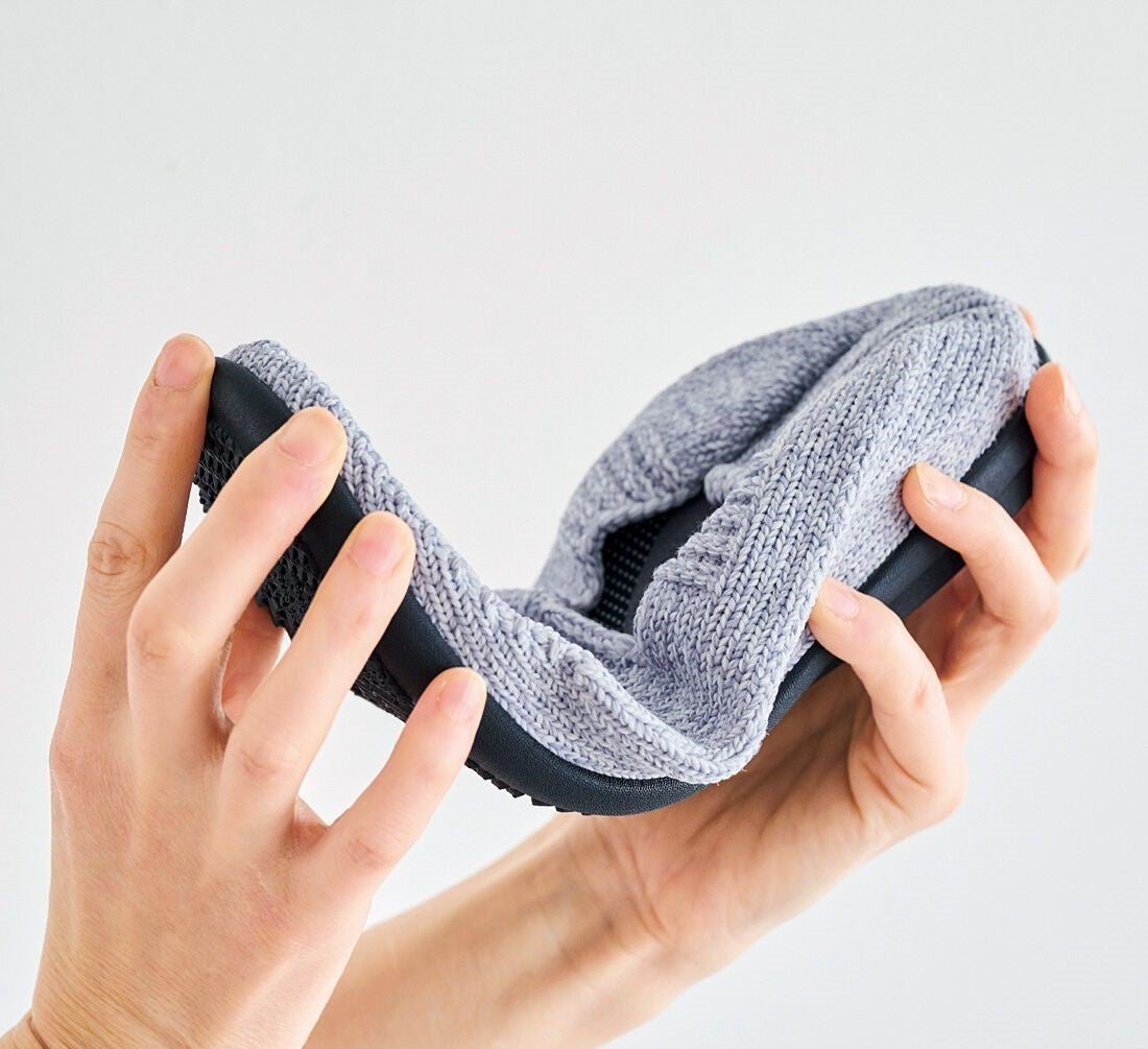 左右から折りたためるくらいのびやかなので、楽に履くことができます