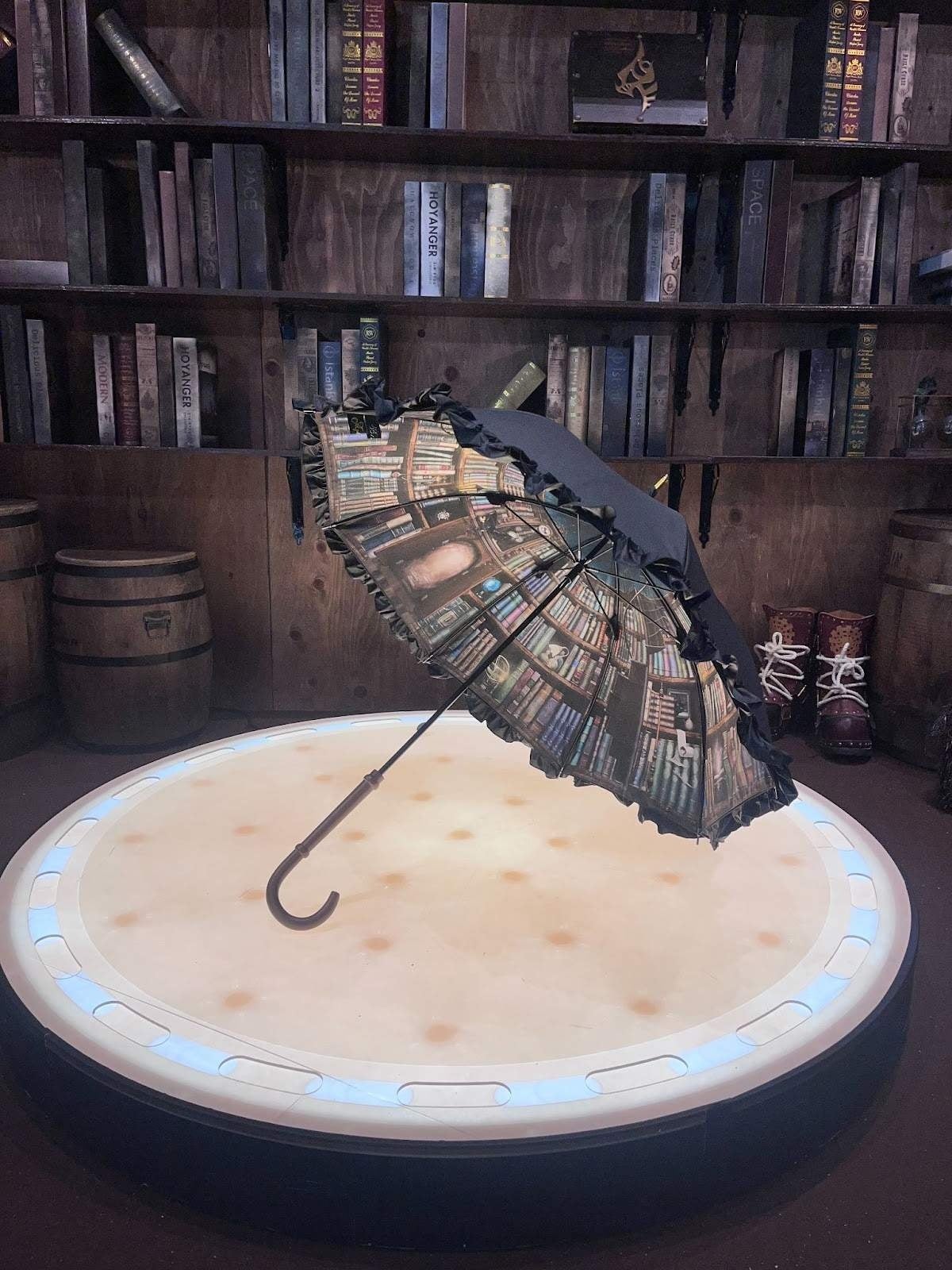 魔法使いの書斎のイラストが全面プリントされた晴雨兼用パゴダ傘が