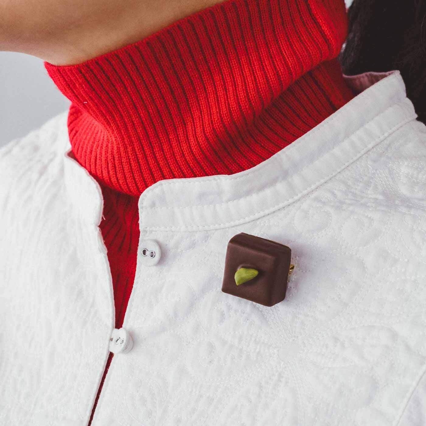 付属のブローチ金具を使って身に着けて、アクセサリーとしても楽しめます