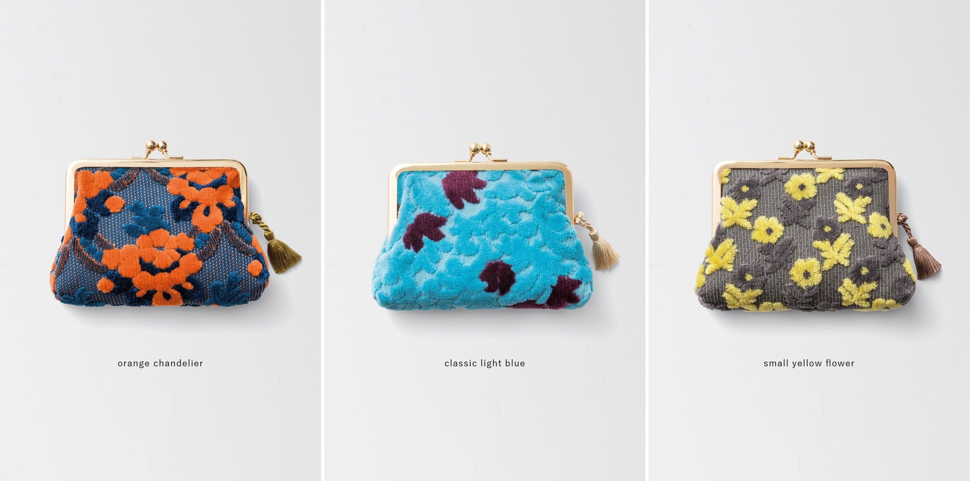 〈orange chandelier〉〈classic light blue〉〈small yellow flower〉