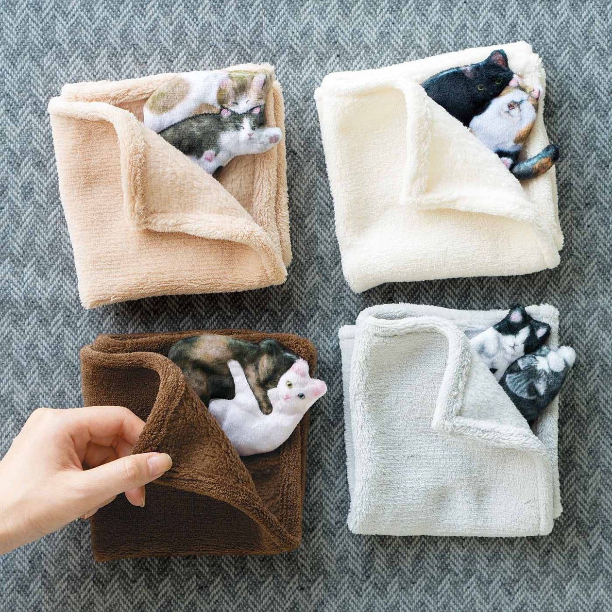 毛布をめくると猫が! キュンとする瞬間の猫あるあるを再現した、「チラっとめくると猫がいる 毛布で眠る猫ハンカチ」が、フェリシモ「猫部™」から新 ...