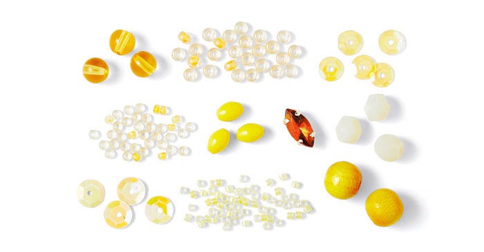 毎月10種類、眺めているだけでも楽しいビジューパーツやスパンコール、ガラスビーズなどをセットしています