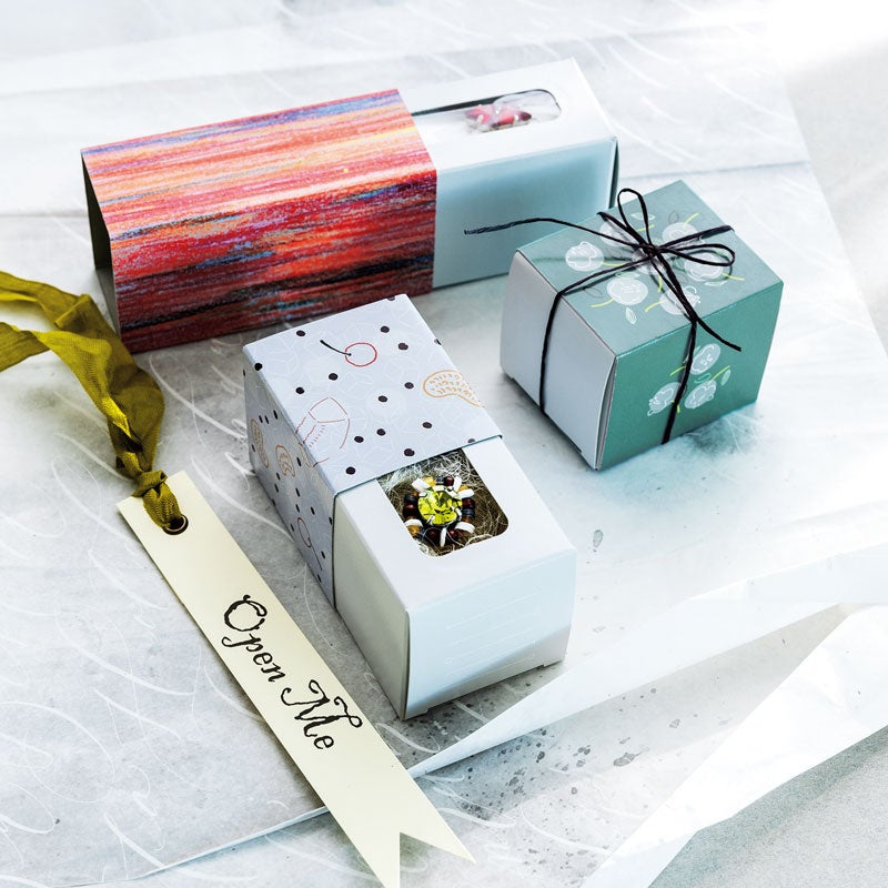 小箱はスリーブ式で小窓が付いているので、ギフトボックスとしても使えます