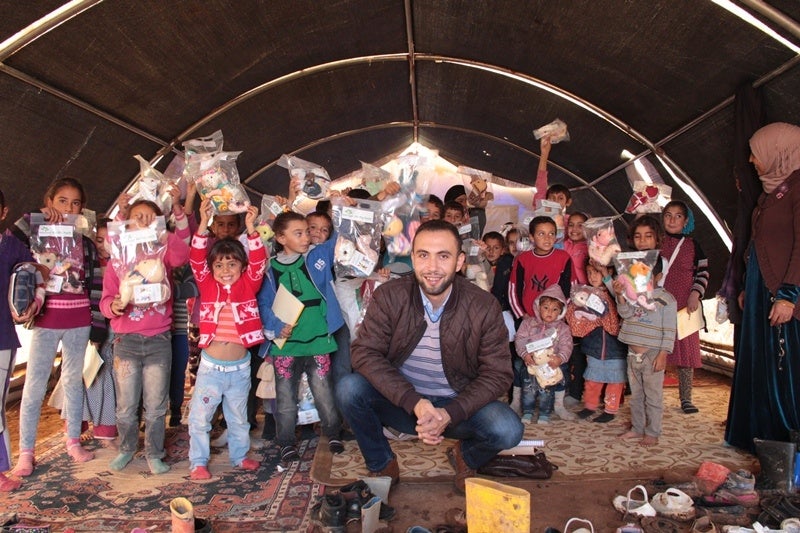 トルコに居住するシリア難民の子どもたちへの寄贈の様子
