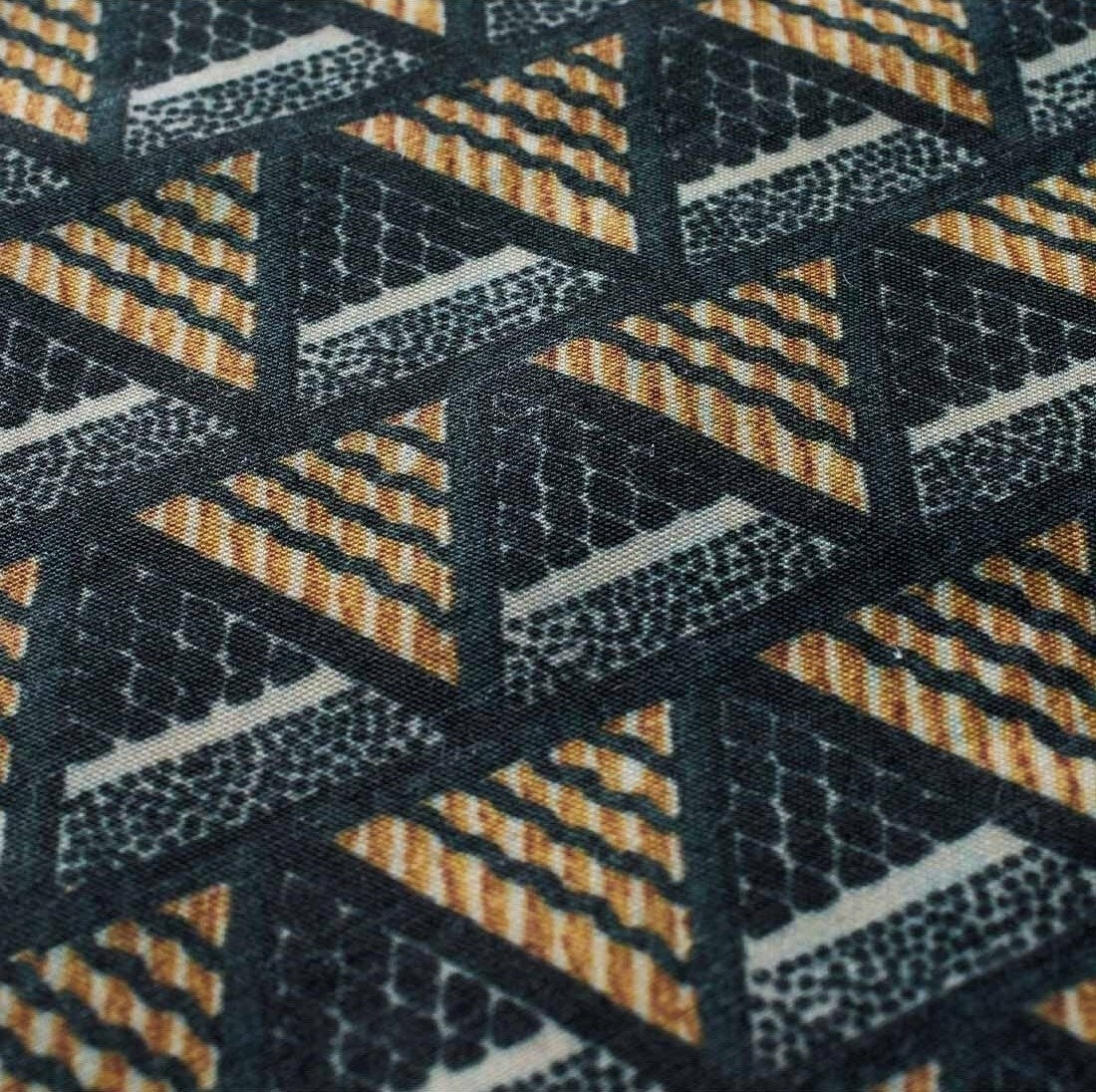 ミュルーズ染織美術館のアーカイブコレクションから厳選した柄の裏地は トライアングルを連ねたような幾何学柄。モダンな白とネイビーに、マスタードカラーが上品に映えます。