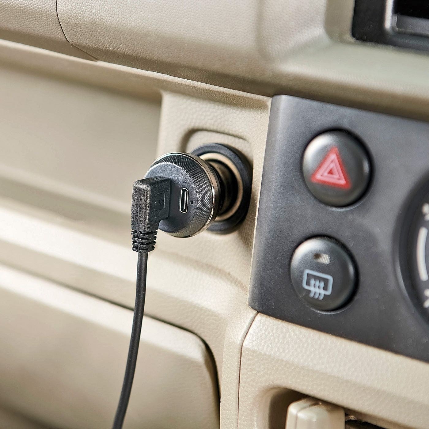 シガーソケットUSBにつなぐと車の中でも使えます