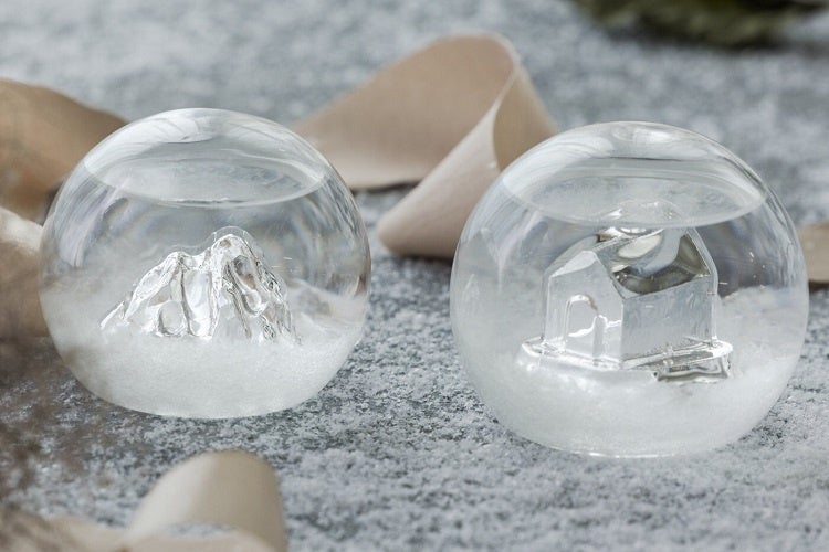 画像；（左）雲海から山頂がのぞく 小さなストームグラス、（右）朝もやが立ち込める山小屋ストームグラス