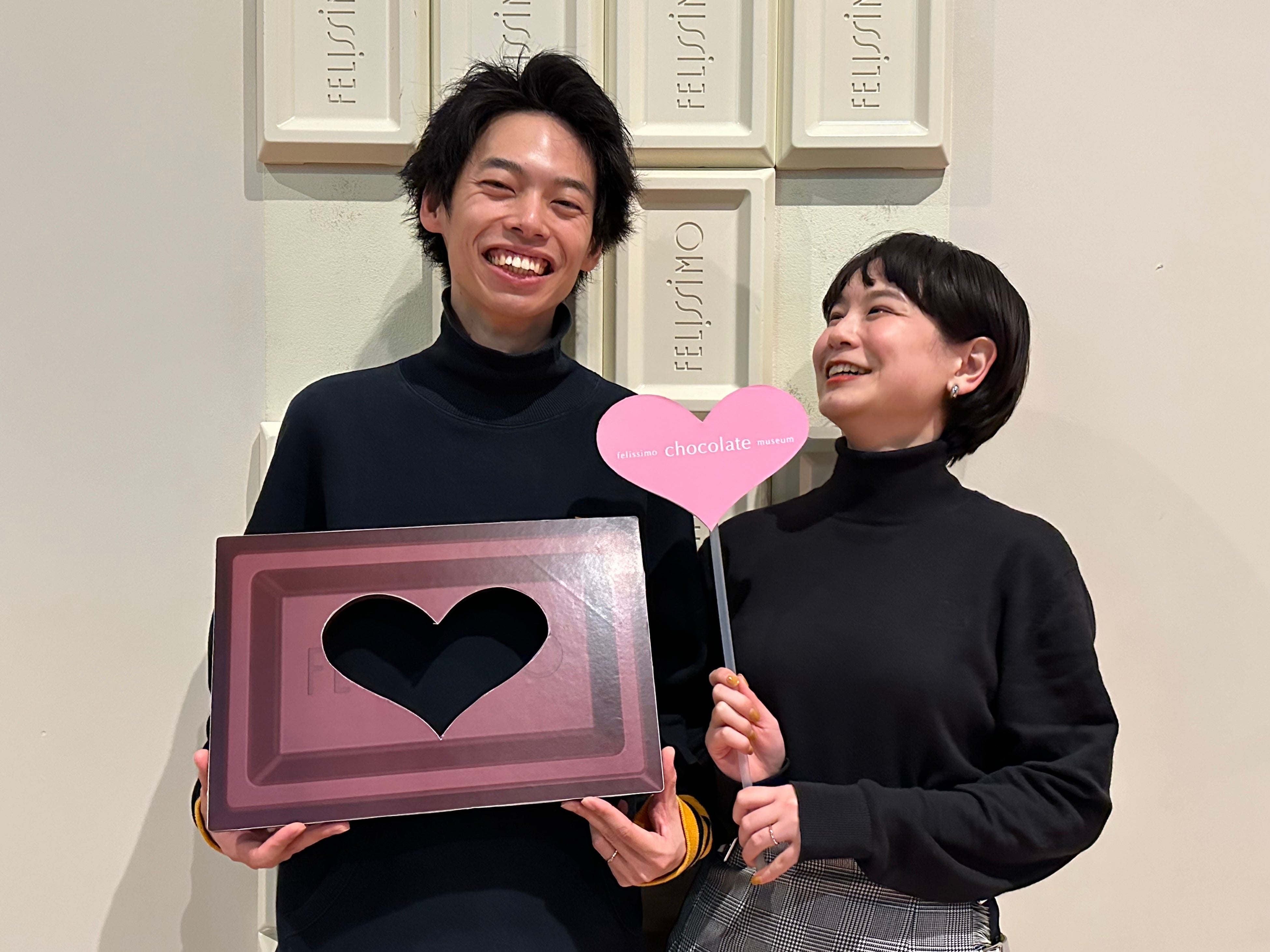 バレンタインデイ・ホワイトデイ仕様のフォトプロップスを使って撮影できます（イメージ）