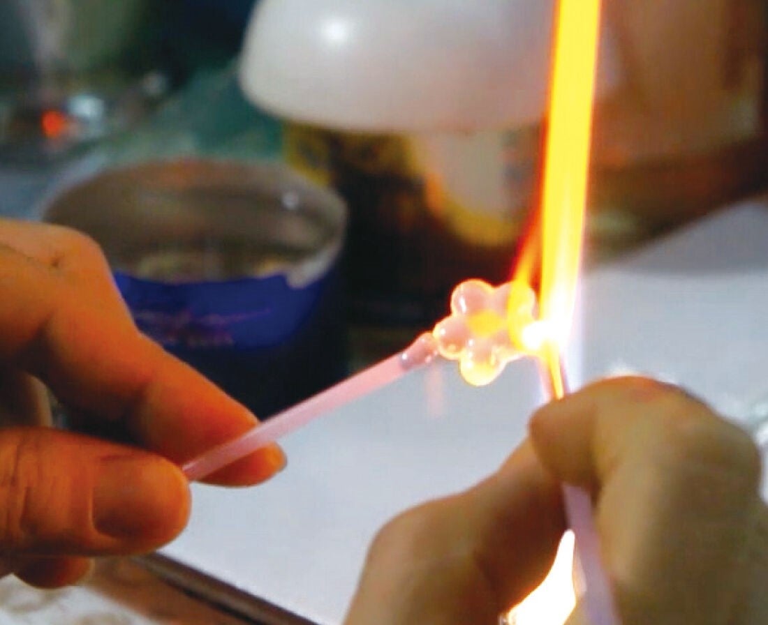 箸置き作りで歴史のあるメーカー監修のもと、ベトナムのガラス職人がひとつひとつ製作しています