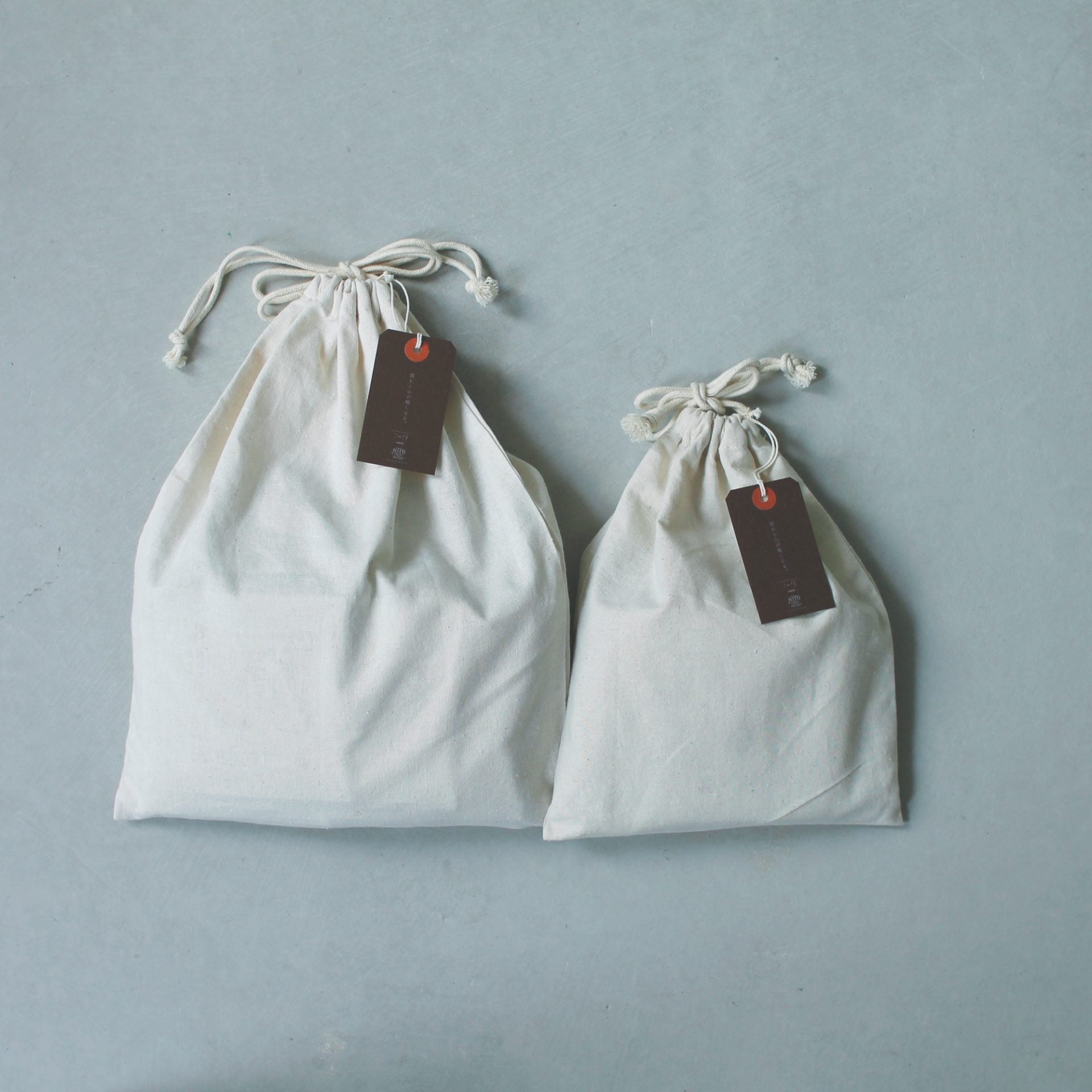 付属のコットンきんちゃくに入った様子、左；ディップスタイルコーヒー〈21 cups〉、右；〈9 cups〉