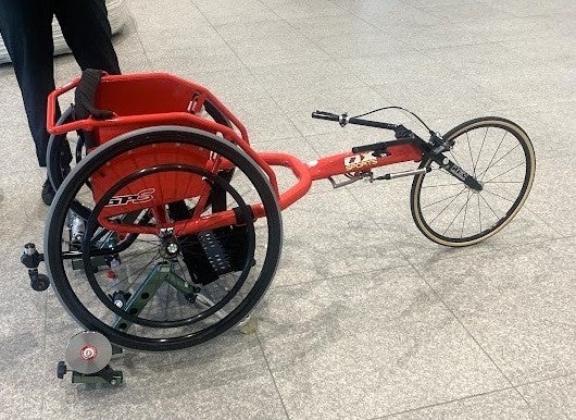 競技用車いすに乗車しスピードメーター付きの車輪回してレーサー体験ができます