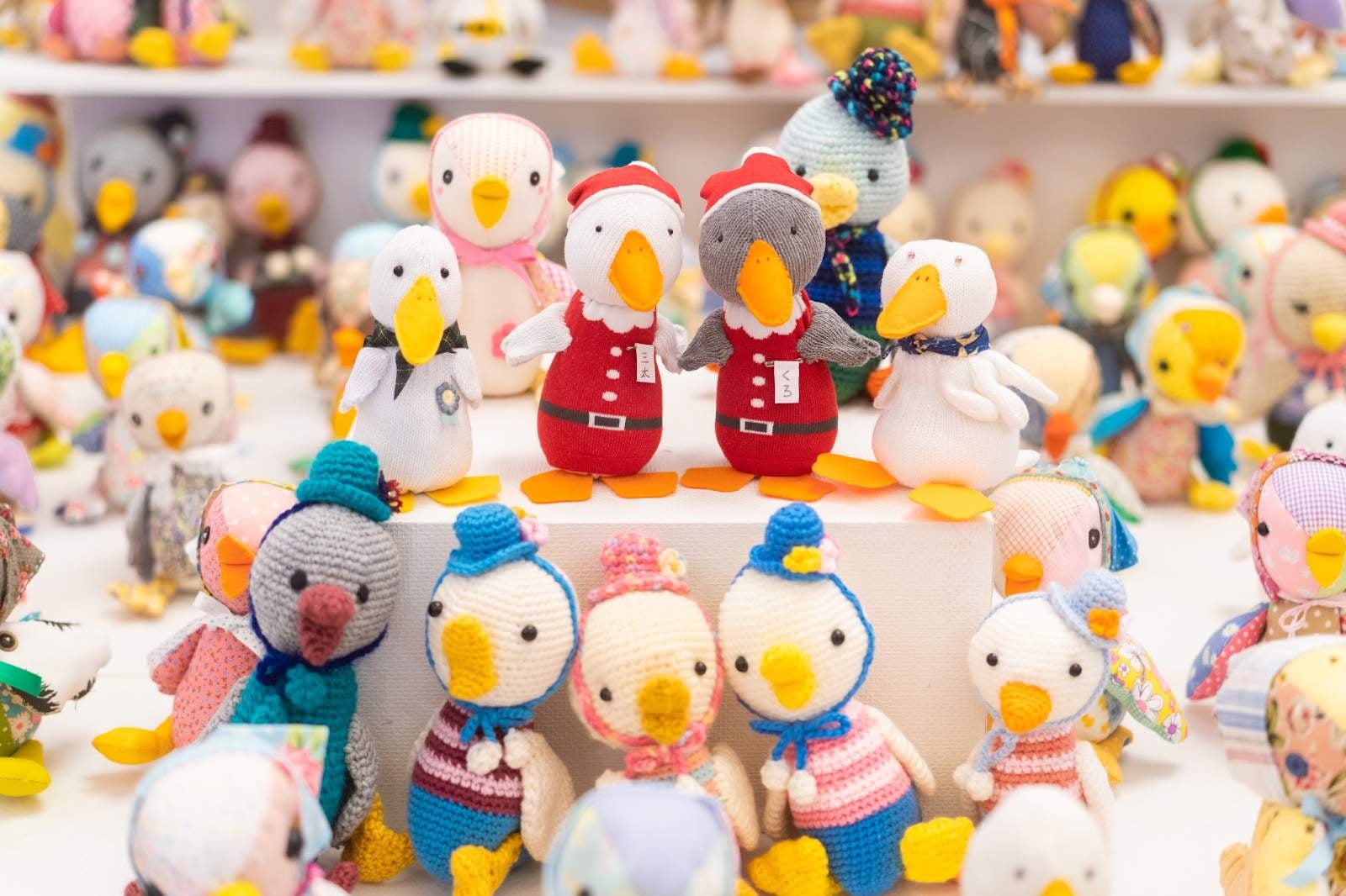 全国のみなさまが製作したぬいぐるみのおひろめ展示の様子（2023年）