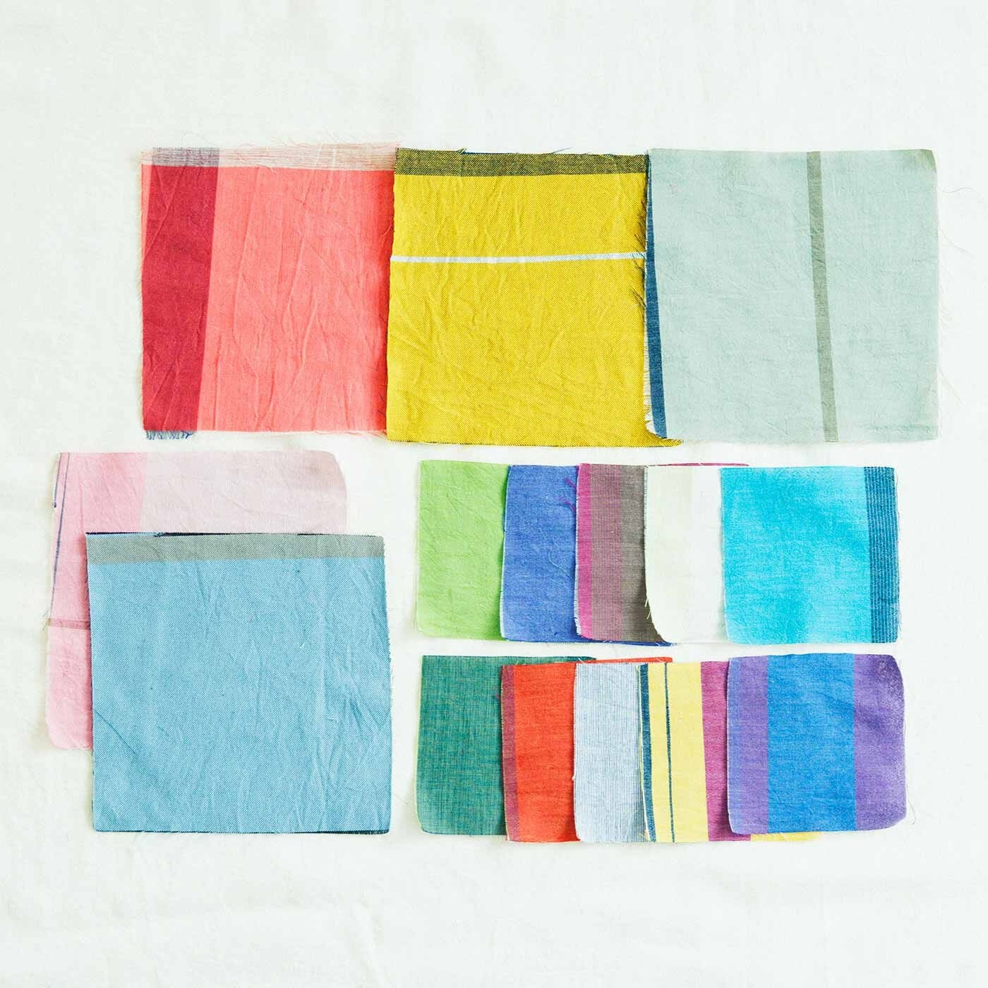 1回のお届けセット例。大・小合わせて15枚が１セットになって毎月届く。