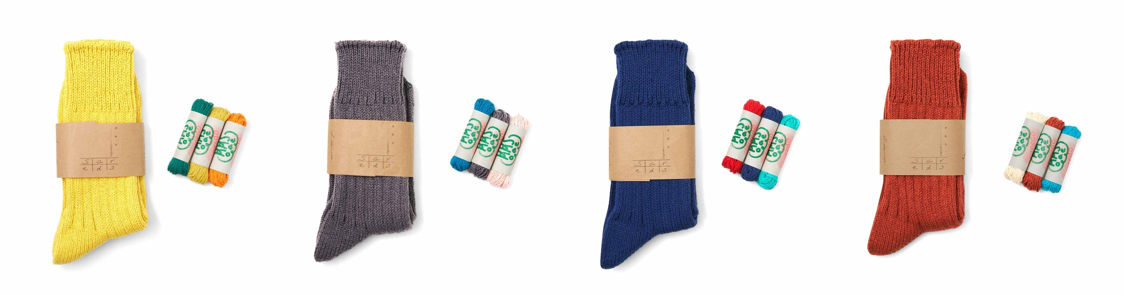 左から、くつしたは「ヴィンテージライム」、「チャコール」、「インディゴ」、「ササヤマロン」の４色に、太番手の甘撚りのリサイクルコットンが３色セットに。