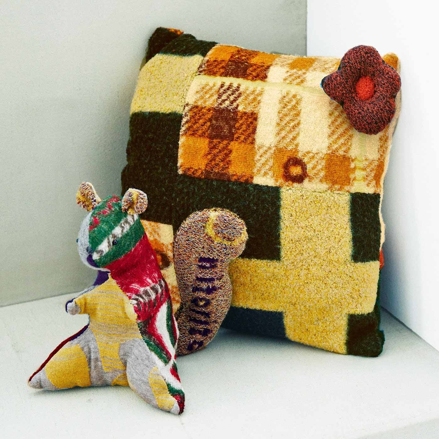 はぎれのアレンジ例。クッションやぬいぐるみ、ブローチなど、ぬくもりのある作品に仕上がります。