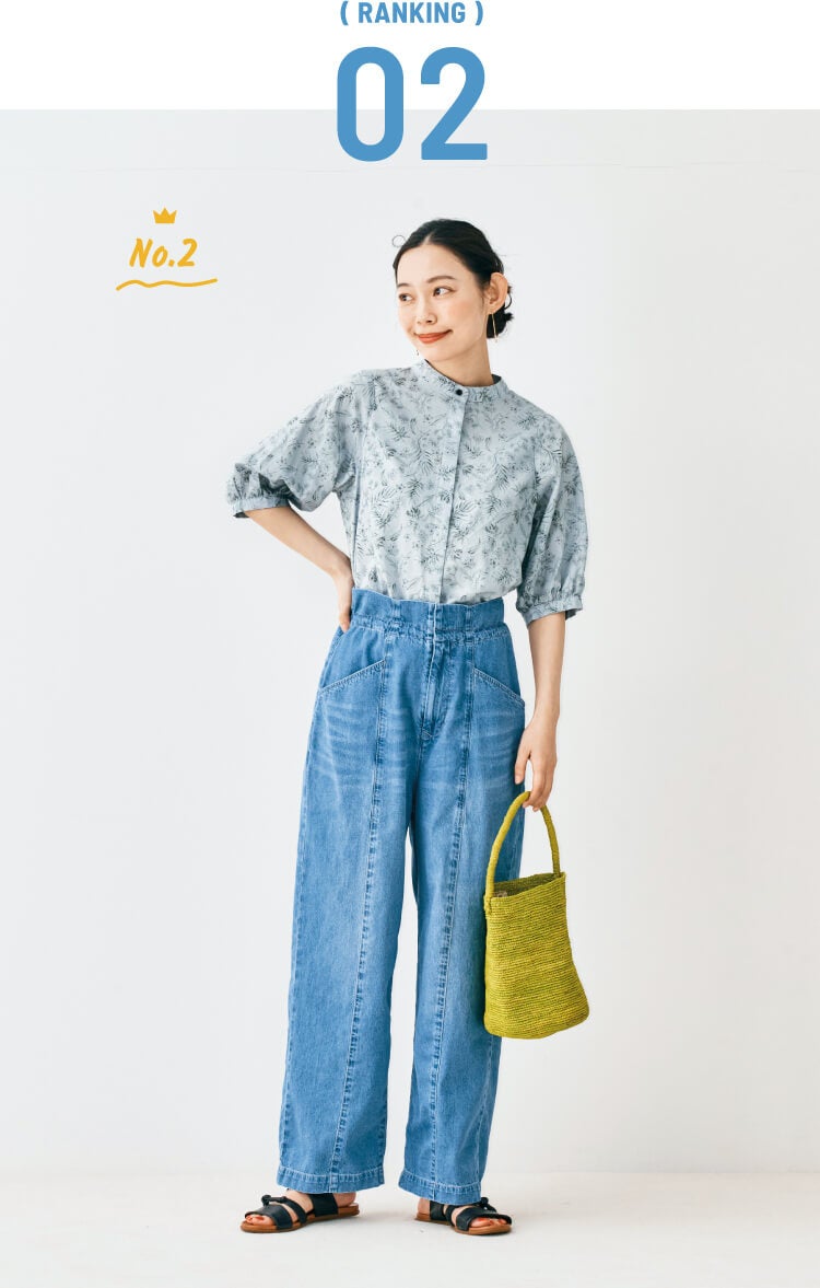 ボタニカルなブラウス、ライトなライトブルージーンズ、ボールチェーンを使った耳飾り