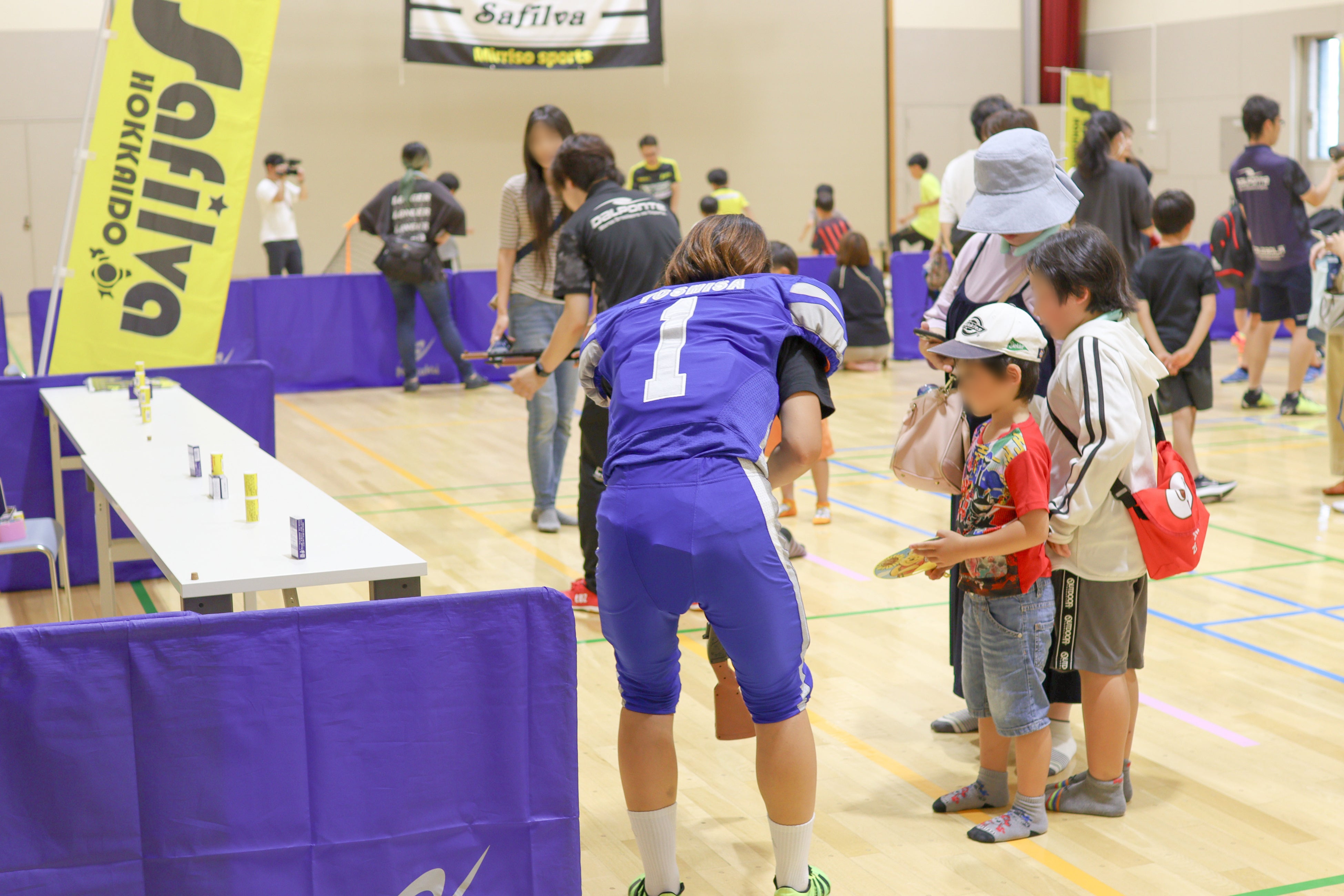 手前は女子アメリカンフットボール 吉田 未央 選手