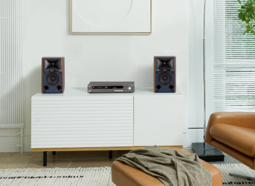 伝統のJBLスタジオモニターに最先端エレクトロニクスを搭載パワード 伝統のJBLスタジオモニターに最先端エレクトロニクスを搭載パワード