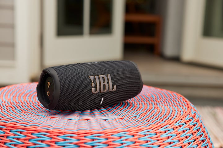 ポータブルWi-Fi/Bluetoothスピーカー「JBL CHARGE 5 Wi-Fi」と「JBL ポータブルWi-Fi/Bluetoothスピーカー「JBL CHARGE 5 Wi-Fi」と「JBL