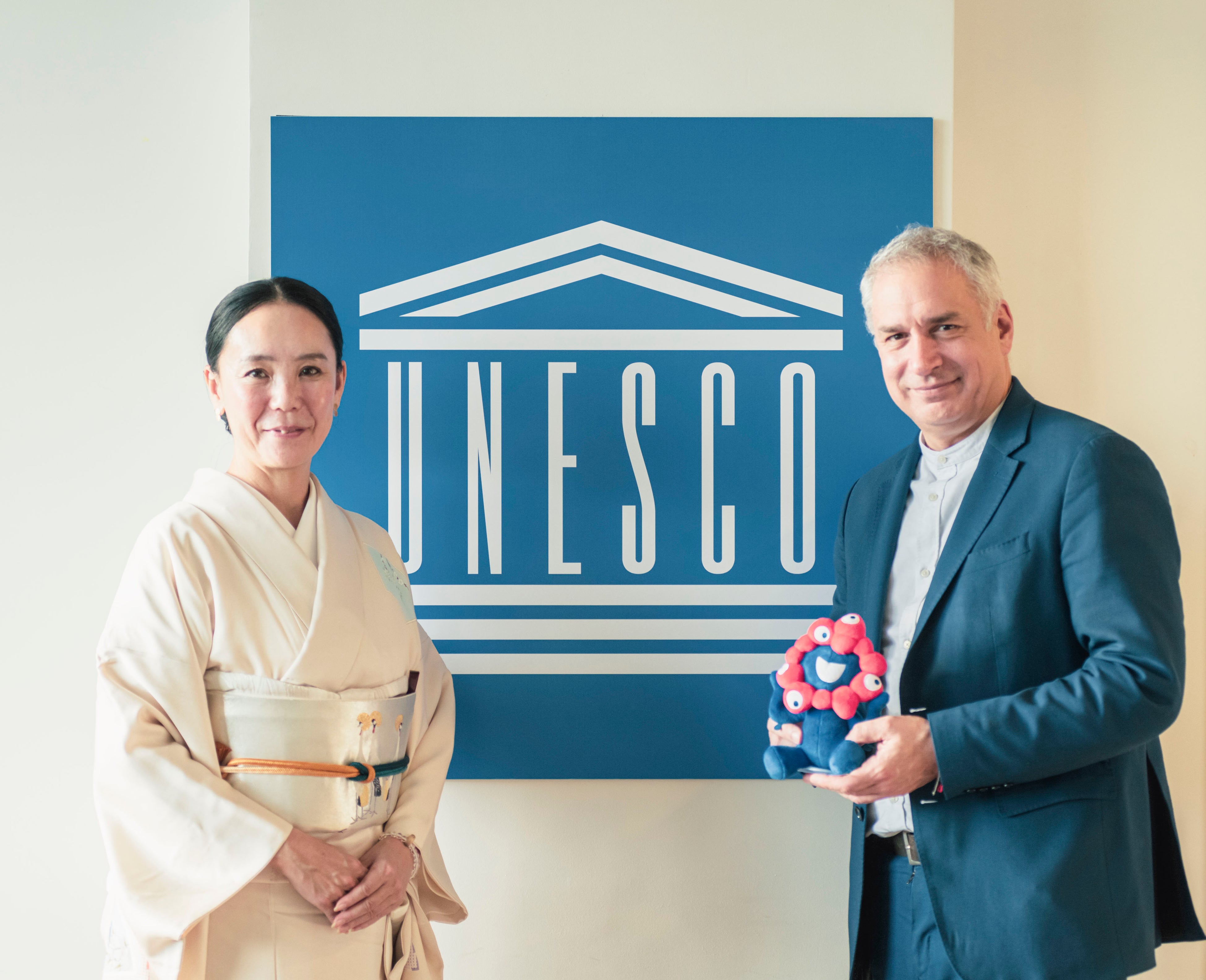 河瀨直美テーマ事業プロデューサー(左)、エルネスト・レナト・オットーネ・ラミレス国際連合教育科学文化機関（ユネスコ）事務局長補（文化担当）(右)