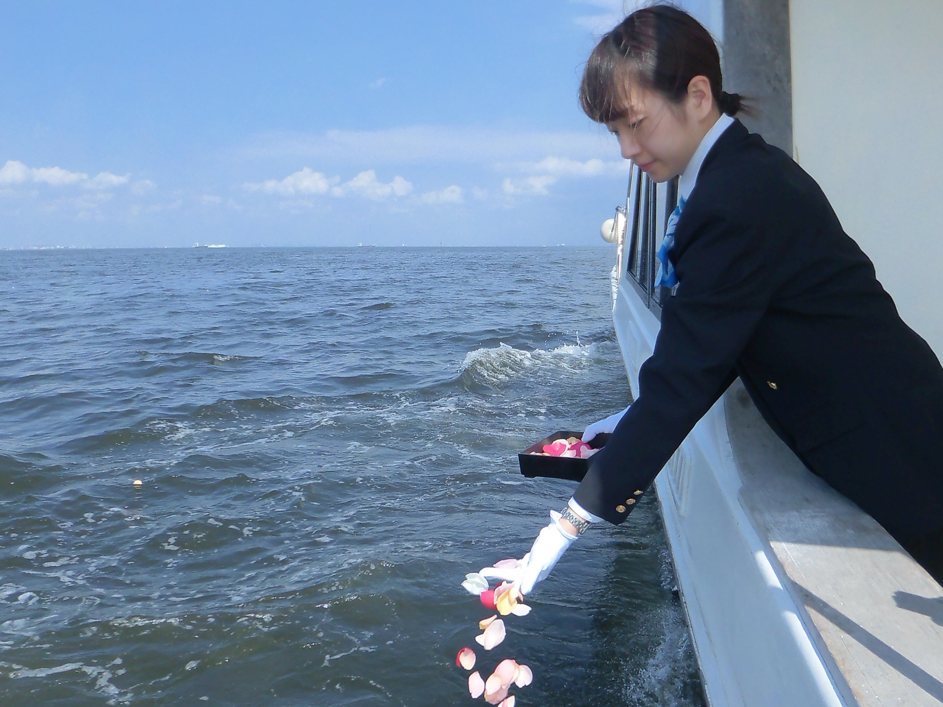 スタッフが真心を込めて送る代行委託散骨