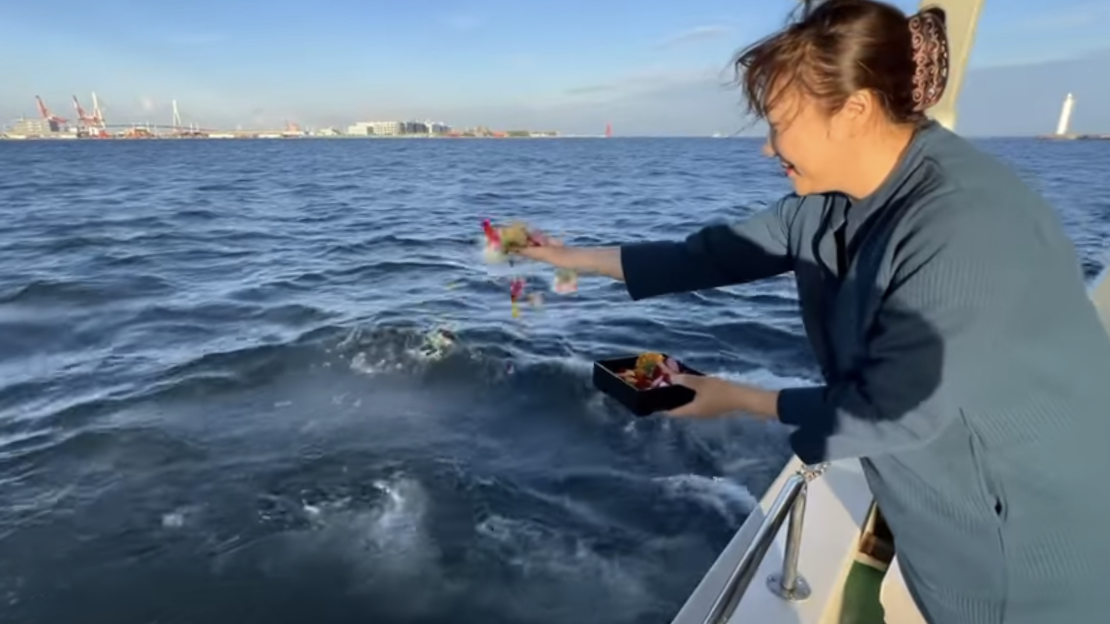 散骨体験クルーズに乗船した熱海生活支援協会代表理事・小倉氏