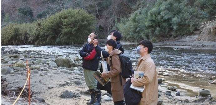 学生の現地視察の様子