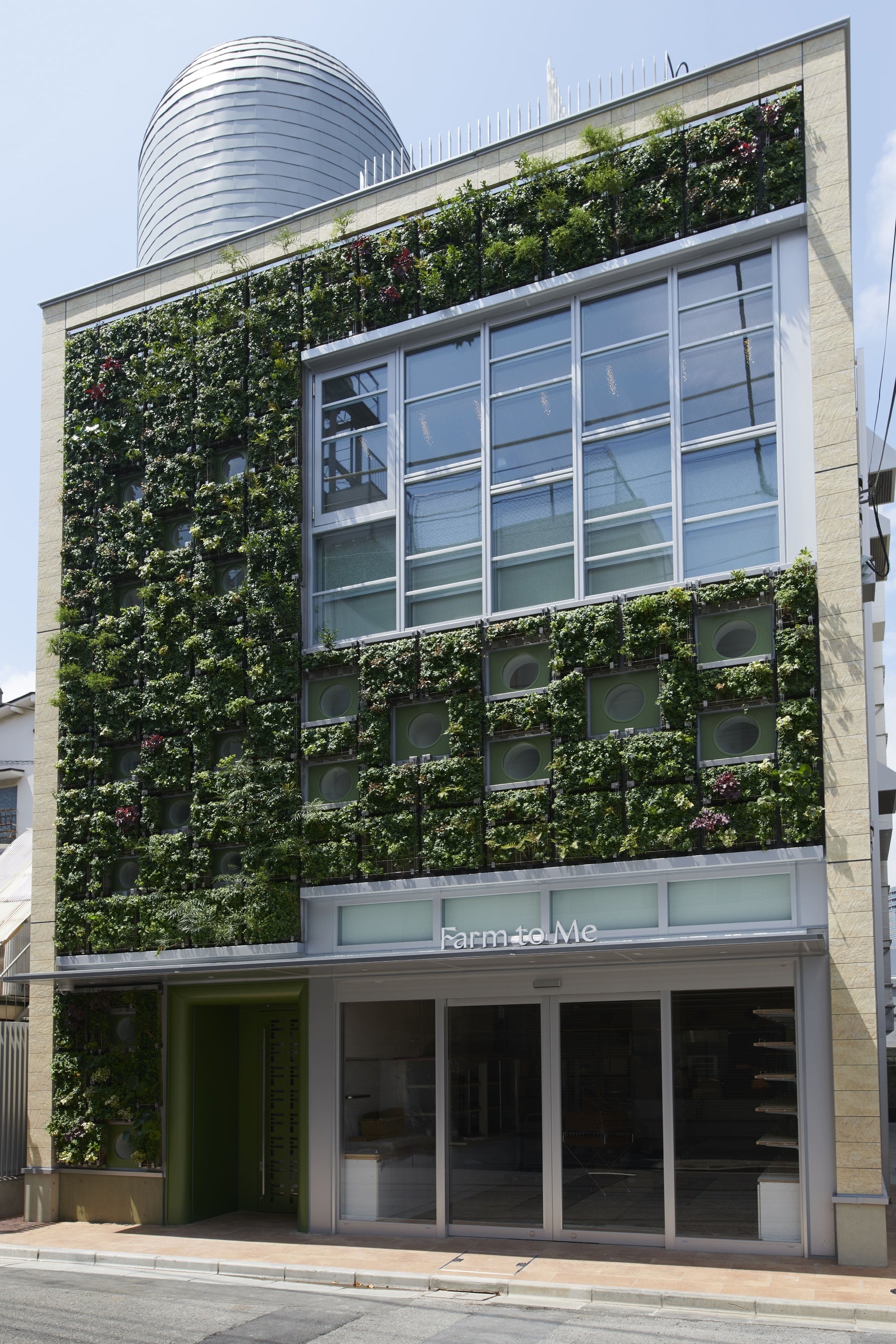 Farm to MeのFをかたどった壁面植樹