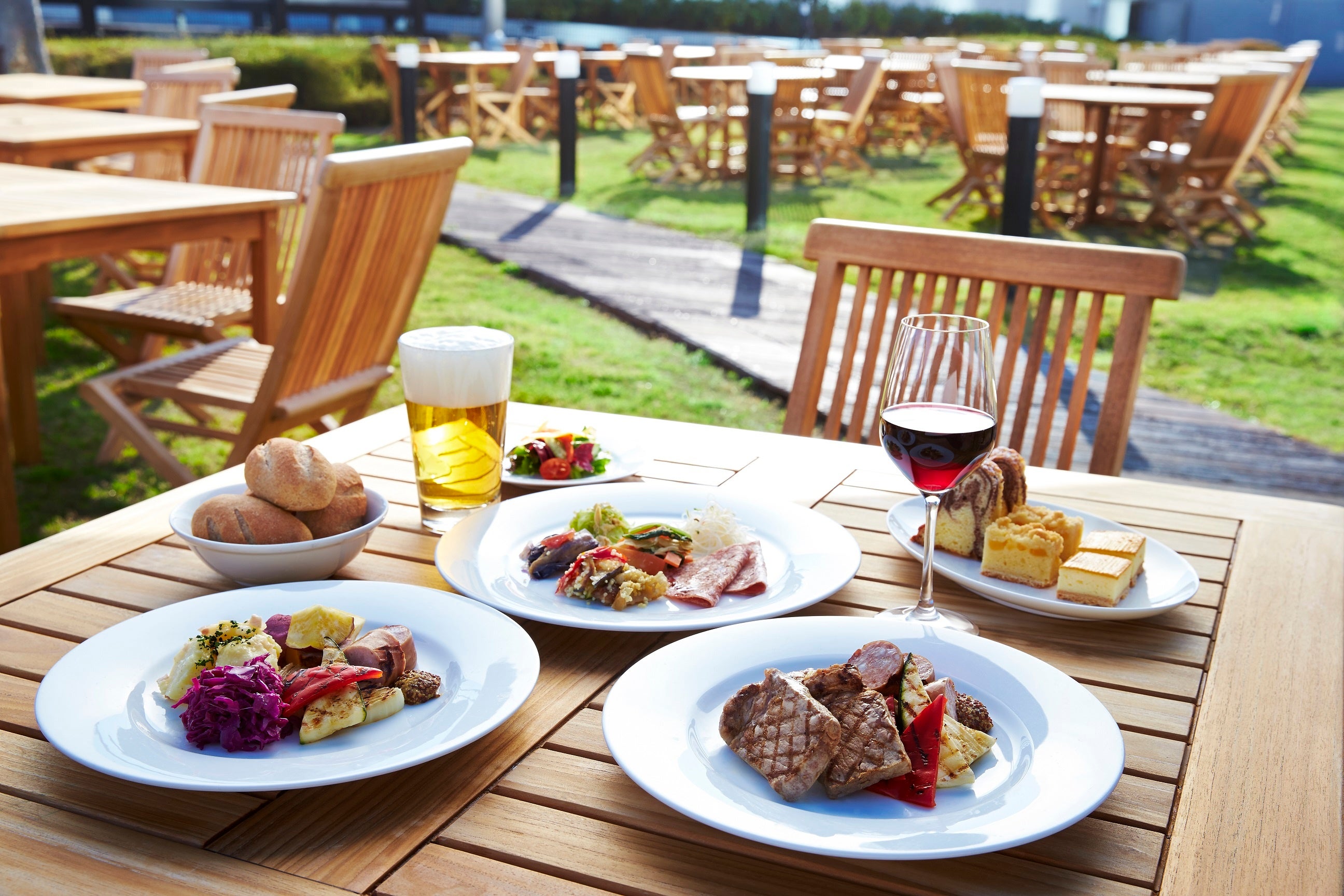 ビールやワインのフリーフローとともに料理の数々を堪能